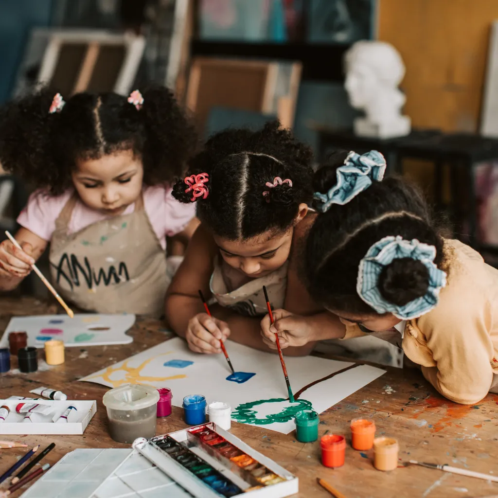 絵を描く子供たち